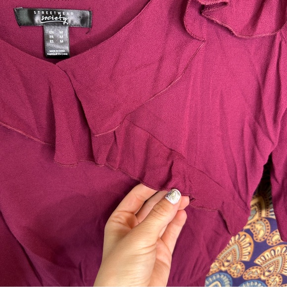 🦋5/20$🦋 maroon off the shoulder blouse - Picture 5 of 6
